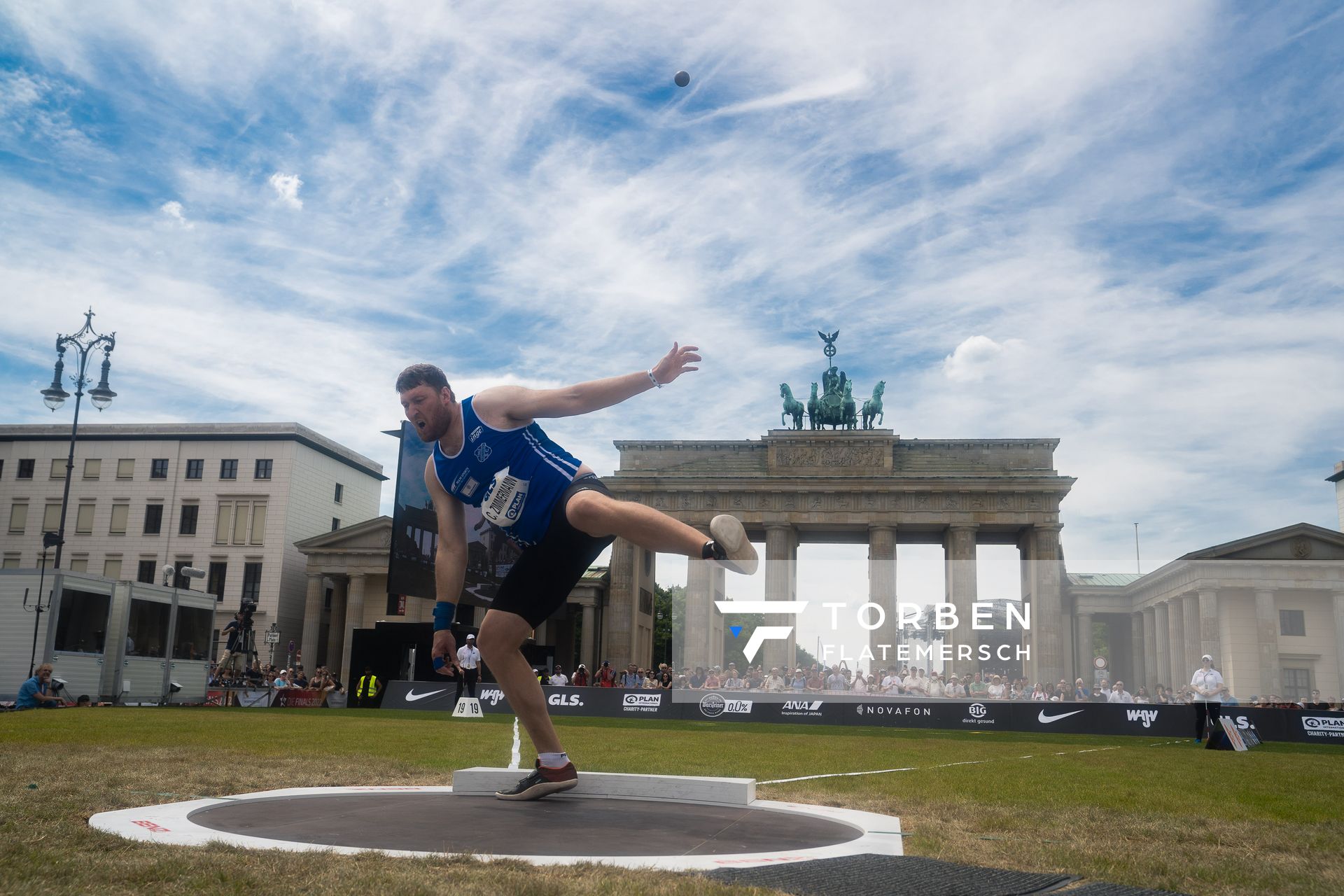 Christian Zimmermann (Kirchheimer SC) beim Kugelstossen waehrend der deutschen Leichtathletik-Meisterschaften auf dem Pariser Platz am 24.06.2022 in Berlin